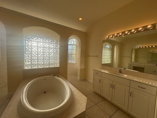 Building Photo - 401 SW 33rd Ave