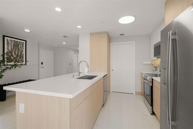 Building Photo - 600 NE 27th St