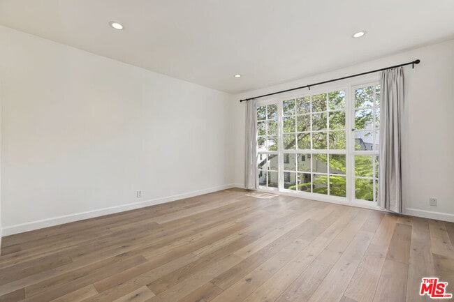 Building Photo - 133 S Oakhurst Dr