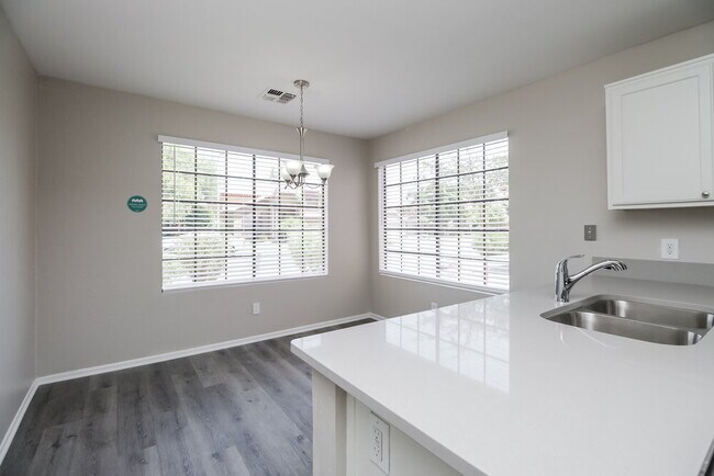 Building Photo - 1431 E Hearne Way