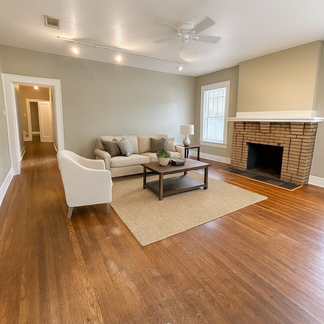 Building Photo - Best located house in West Campus, 6 large bedrooms open floorplan.