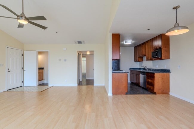 Building Photo - 1024 San Luis Cir