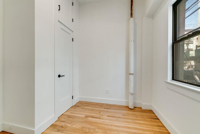 Building Photo - 163 3rd St