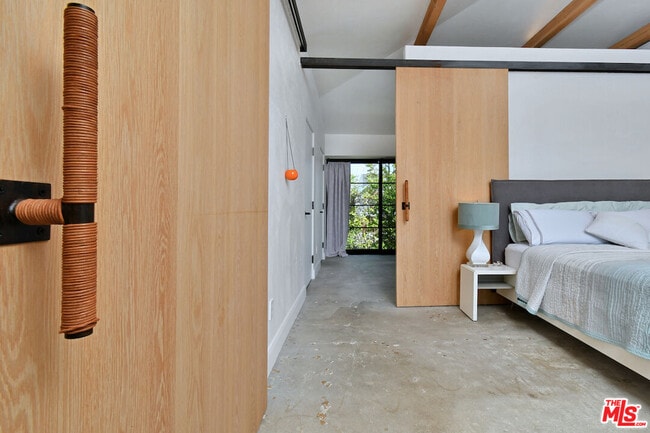 Building Photo - 2145 Linda Flora Dr