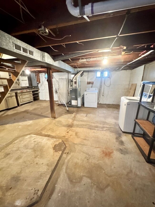 Building Photo - TWO BEDROOM HOME IN PARKLAND SCHOOLS