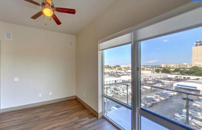 Building Photo - 10402 Town and Country Way