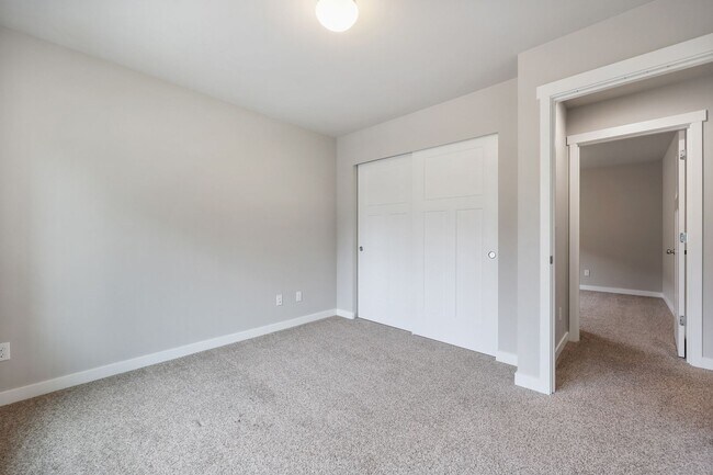 Building Photo - Community beach access! 4 bedrooms 2.5 baths.
