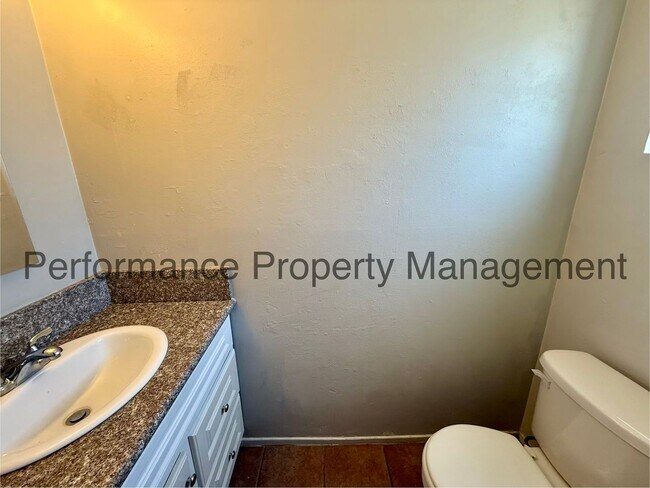 Building Photo - Cute 2 Story Condo in SW Bakersfield w/ Pool, RBP & $0 Deposit Option