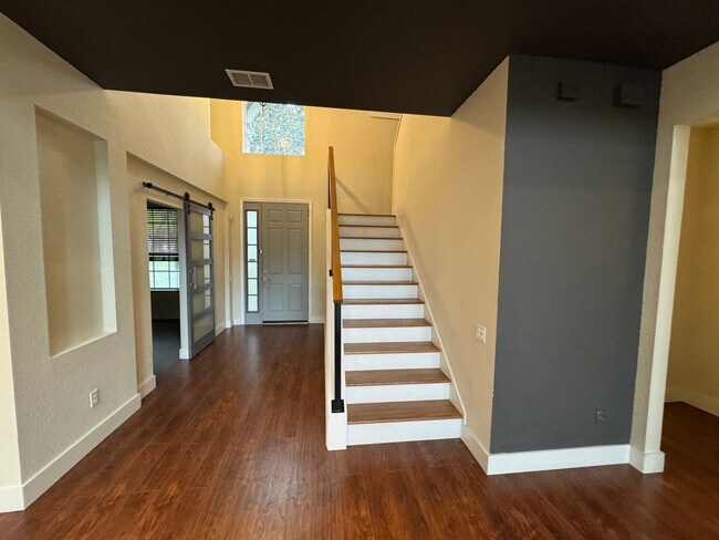 Building Photo - Spacious 4 Bedroom Spring Isle Home AVAILA...