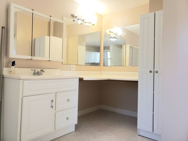 Building Photo - 3 BDRM, 2 BA Rambler w/ Basement - Great l...