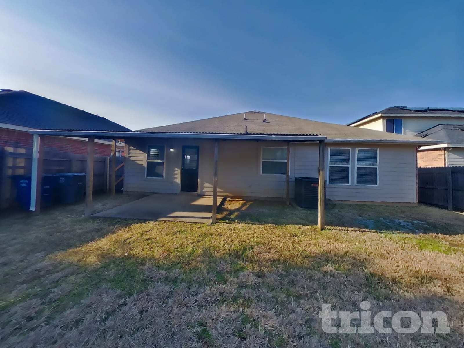 Building Photo - 1915 Pin Oak Ln