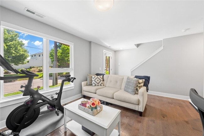 Building Photo - 1240 W 70th St