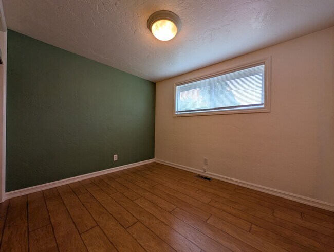 Building Photo - 3-Bedroom, 1-Bath Home Near River Road In ...