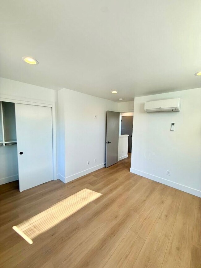 Building Photo - Spacious 3-Bedroom Townhome in the Heart of Greenwood