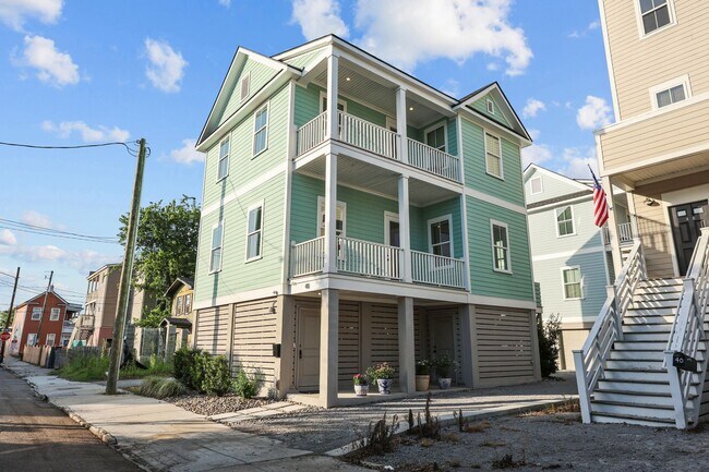 Building Photo - Elevated Charleston Charmer
