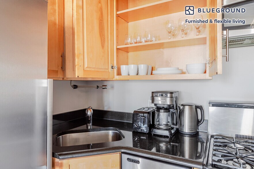 Building Photo - 562 Hudson St