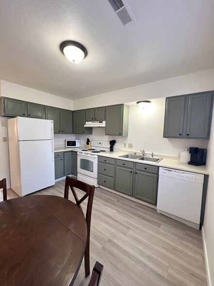 Dining Room - 219 14th Ave S