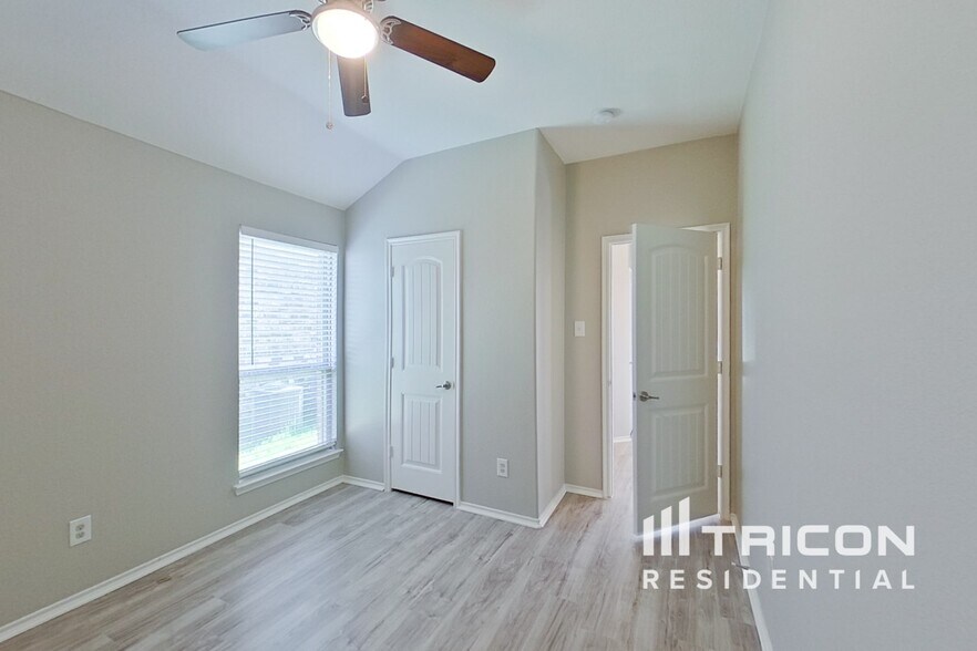 Building Photo - 1332 Red River Dr