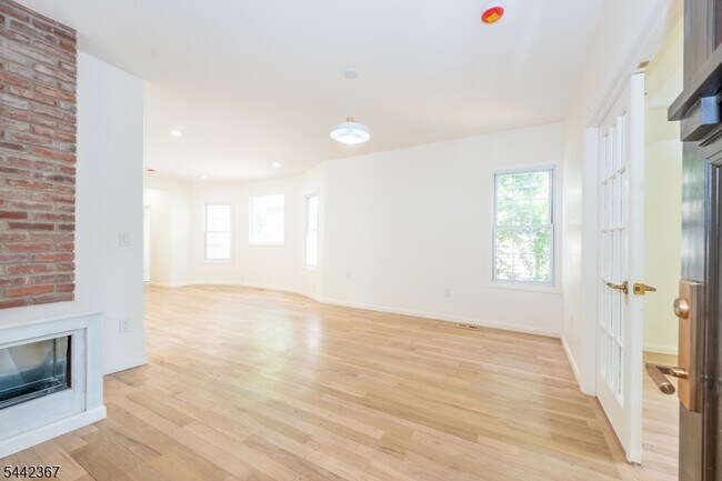Building Photo - 231 Waverly Pl