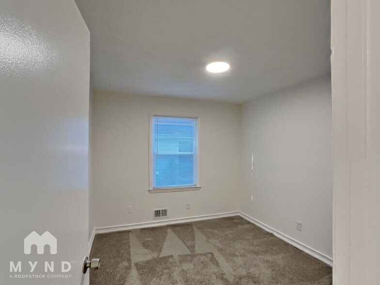 Building Photo - 605 Cedar Ave NW