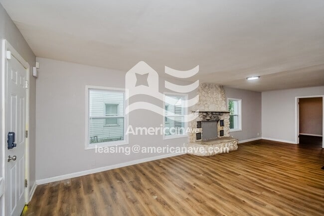 Building Photo - 3620 N Gladstone Ave