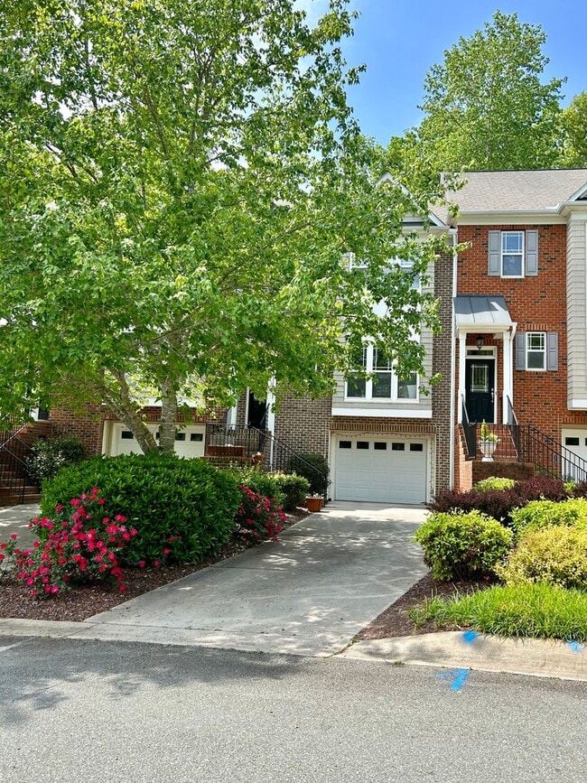 Building Photo - Beautiful 2 bedroom 2.5 bath Townhome w/Garage
