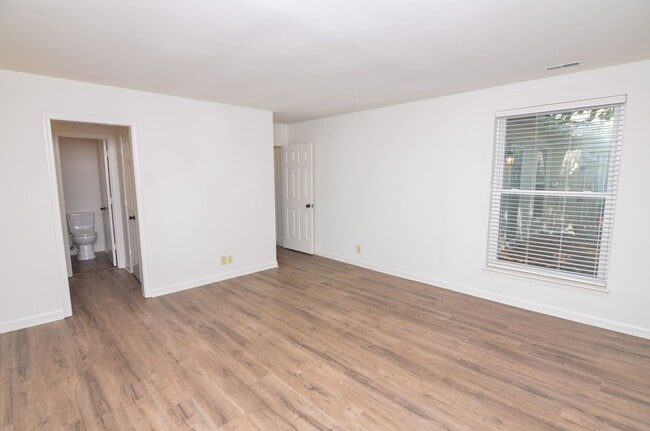 Building Photo - 230 Boxwood