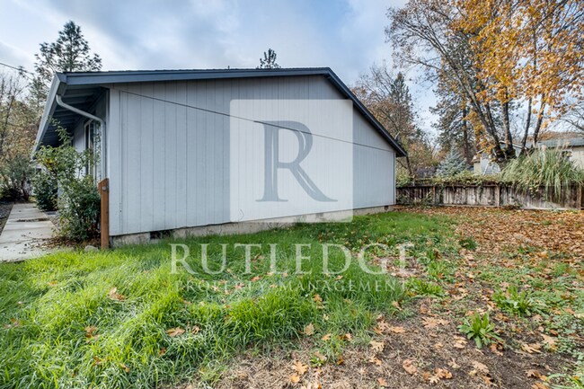 Building Photo - 3 Bedroom / 3 Bath Home Available in the Heart of Shady Cove!