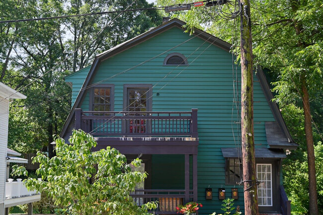 Building Photo - 1031 Austin Ave NE