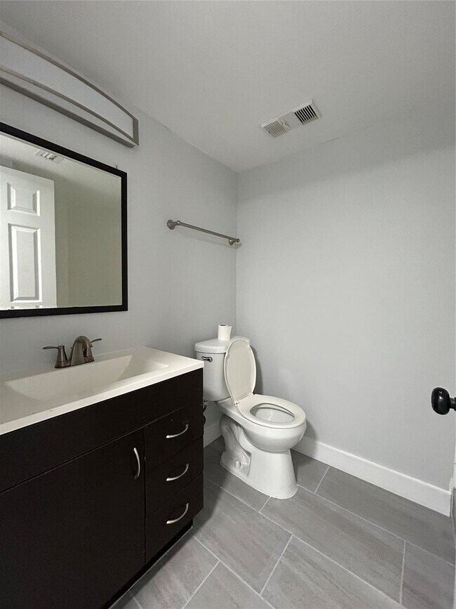 Building Photo - 211 Lake Pointe Dr