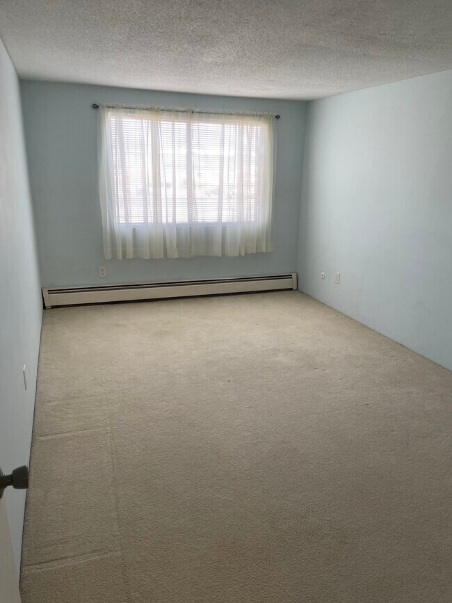 Building Photo - 8 Lancelot Court