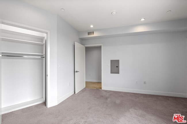 Building Photo - 5955 Saturn St