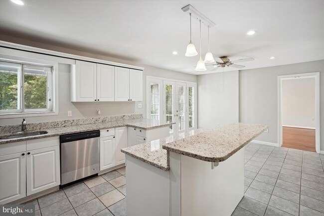 Building Photo - 8501 Canterbury Dr