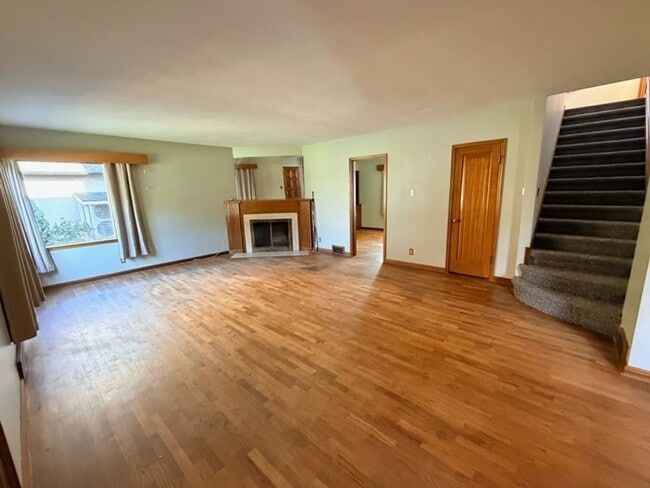 Building Photo - Located in the Historic District! 3+ beds, 1.5 bath, single garage, hardwood floors and MORE!