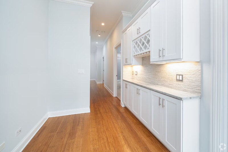 Building Photo - 1046 W Monroe St