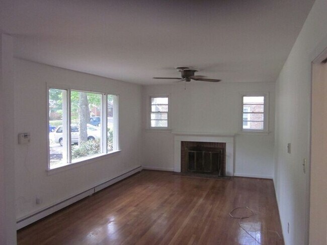 Building Photo - 2040 Woodmont Dr