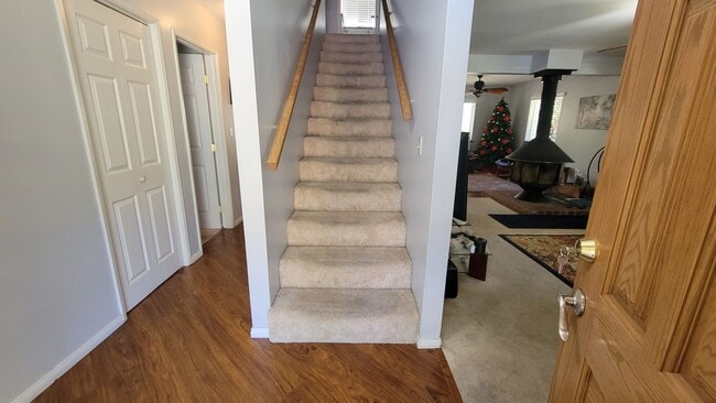 Building Photo - Attractive & Roomy 4 bedroom, 3 bath Pine ...