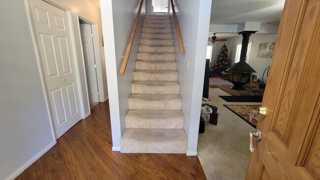 Building Photo - Spacious 4 Bed | 3 Bath Mountain Retreat i...