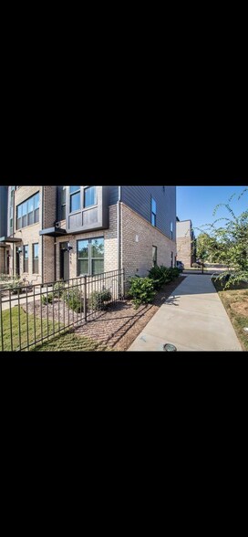 Building Photo - 458 W Tremont Ave