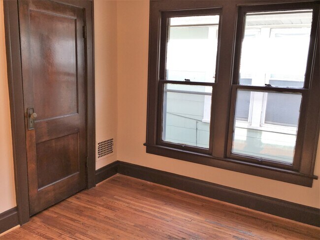 Building Photo - 431-433-433 E Tompkins St