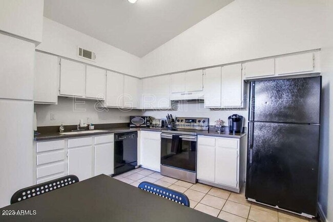 Building Photo - 525 N May