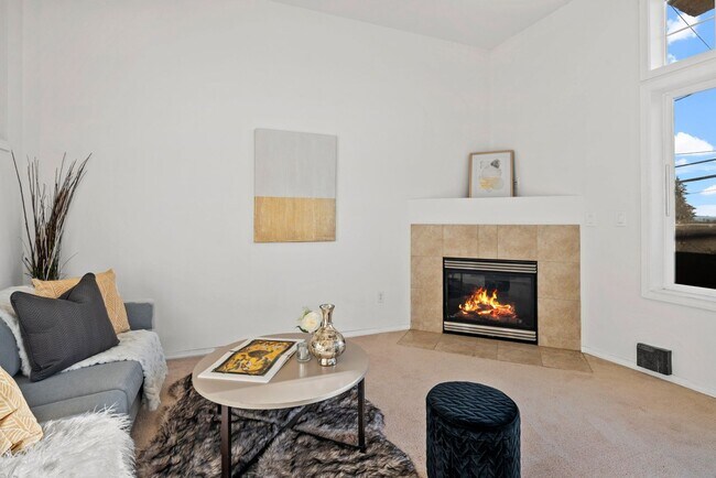 Building Photo - 3 bedroom Greenwood townhome with a view!