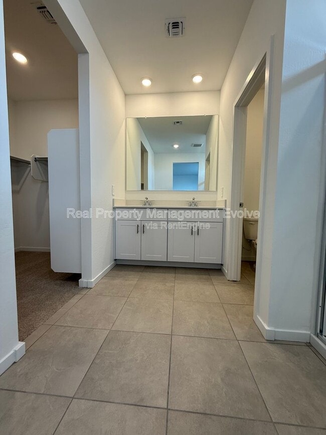 Building Photo - 2484 Fortana Dr