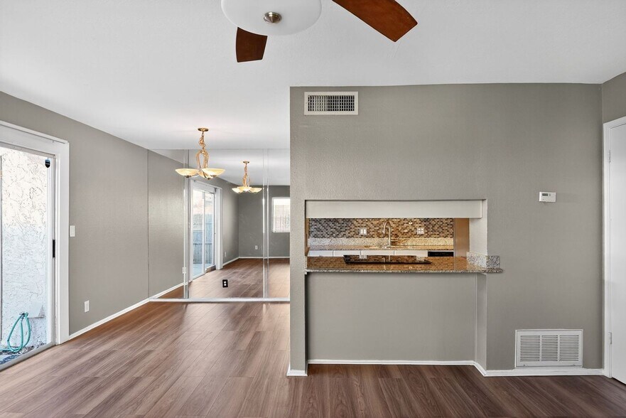 Building Photo - 1228 E Lawrence Ln