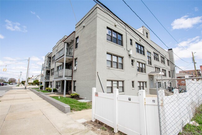 Building Photo - 302 E Broadway