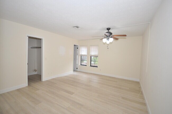 Building Photo - 10 Evergreen Dr