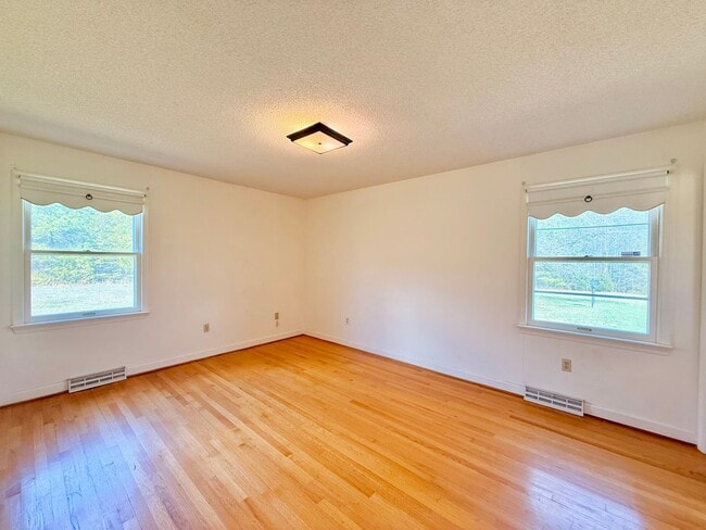 Building Photo - Charming 3 Bedroom Home for Rent!