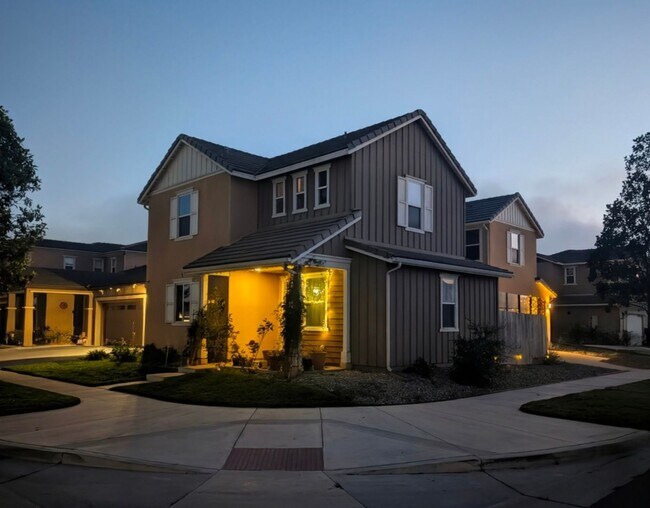 Building Photo - Spacious 4-Bedroom Corner-Lot Home w/ Smar...