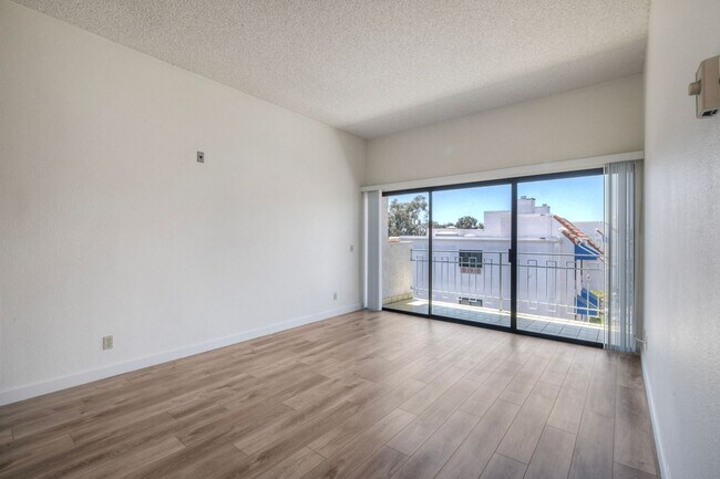 Building Photo - La Jolla Pines- Top Level 2 Bed/2 Ba Available Now!!