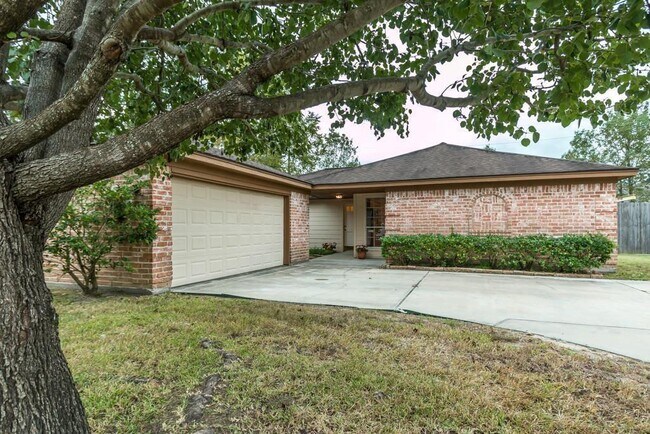 Building Photo - 805 Thornwood Dr